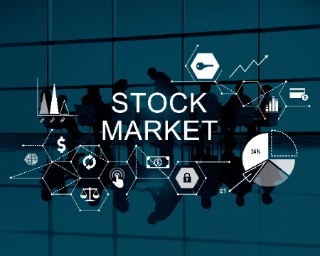 siluetas de un grupo de personas en una reunión de negocios bajo el texto central "STOCK MARKET", rodeadas de iconos digitales